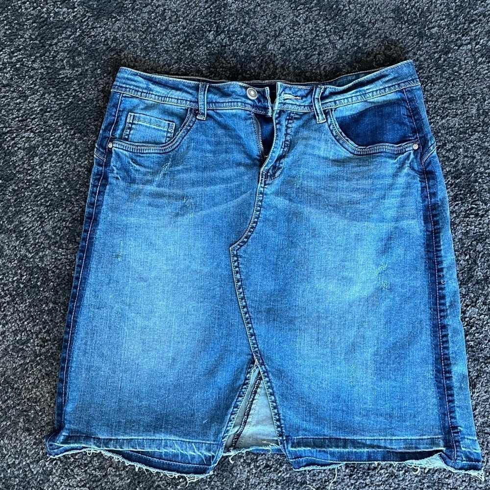 Cream Denim skirt, size 10. (?) (0235)